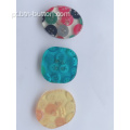 Botões de roupas feitos de fragmentos de resina